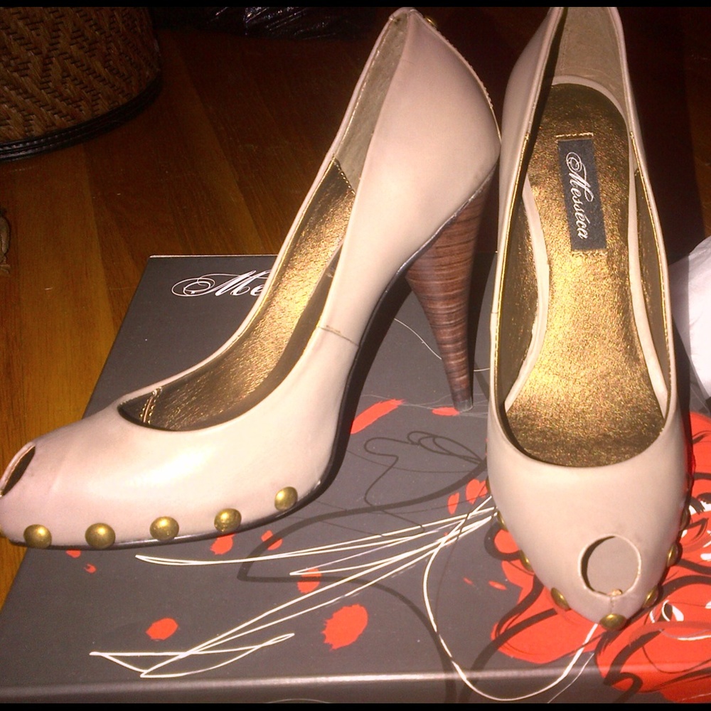 New in Box Messeca beige peep heels studs size 6